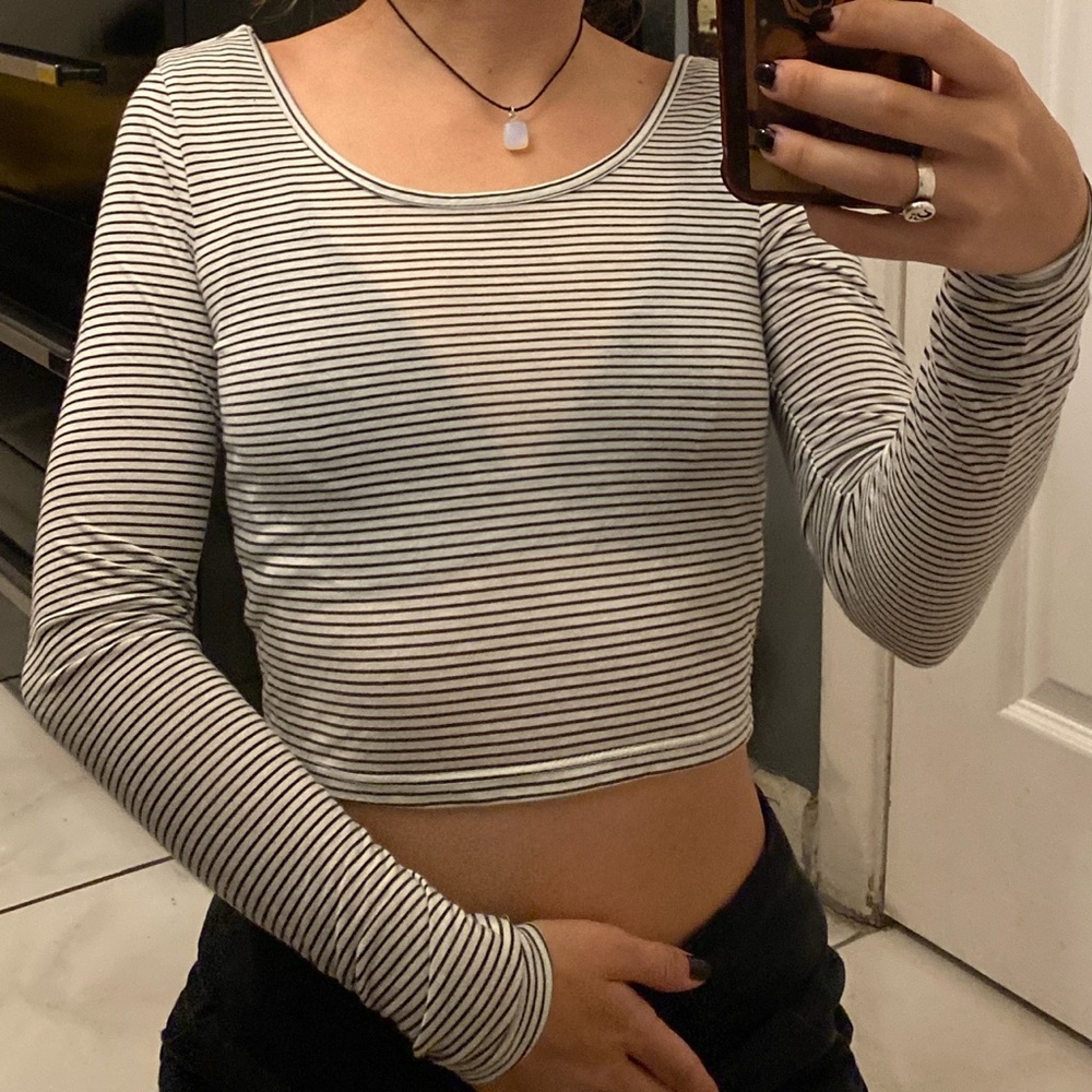 stripped cropped long sleeve t-shirt 🖤🤍